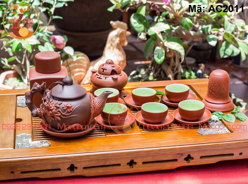 Bộ ấm chén gốm Bát Tràng nâu đỏ đắp tùng mã AC2011 – Ảnh 2